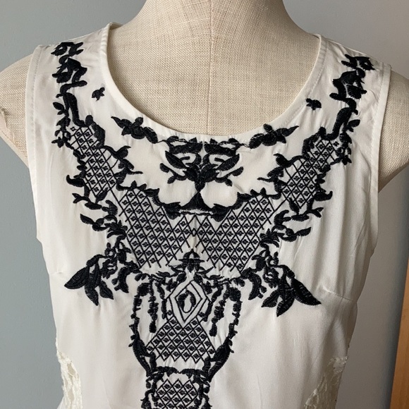 Large Ya Los Angeles white dress with lace & embroidery - Picture 3 of 7